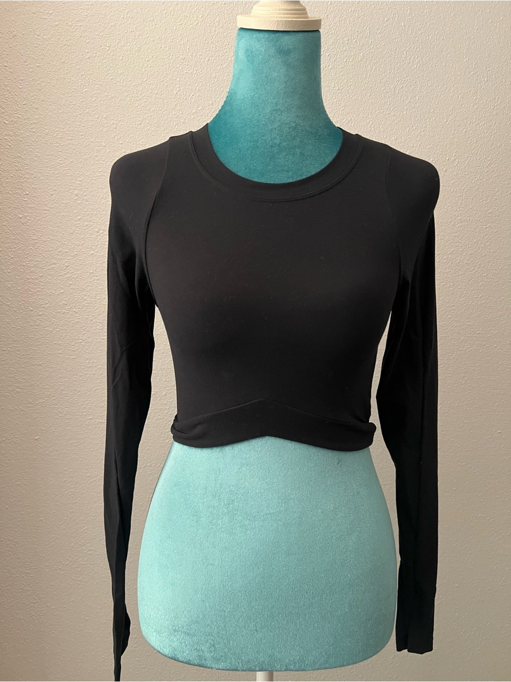 Alphalete Black Long-Sleeve Cropped Top - Women's